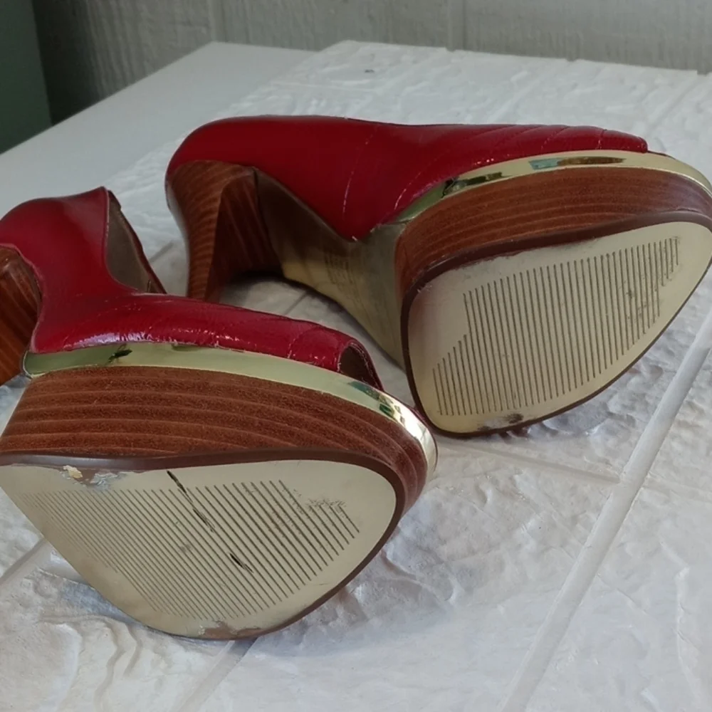 Baker's Shae platform shoes size 8 red